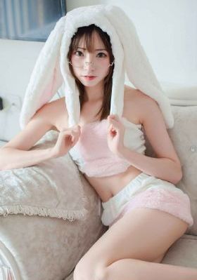 两位女王圣水调教小刚