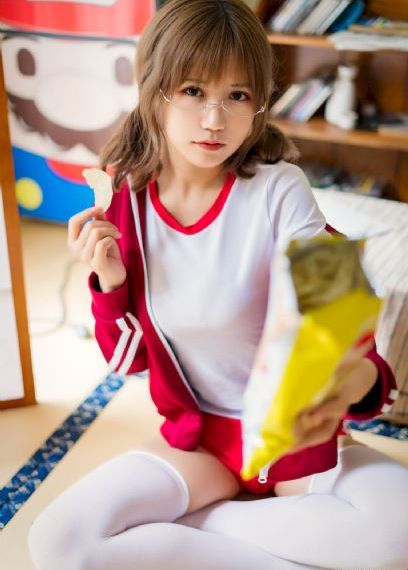 从天而降的女孩子从二楼掉下来了