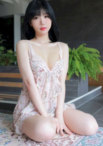 年轻的妈妈观看