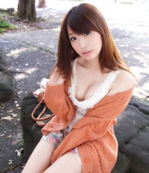 不扣纽扣女孩